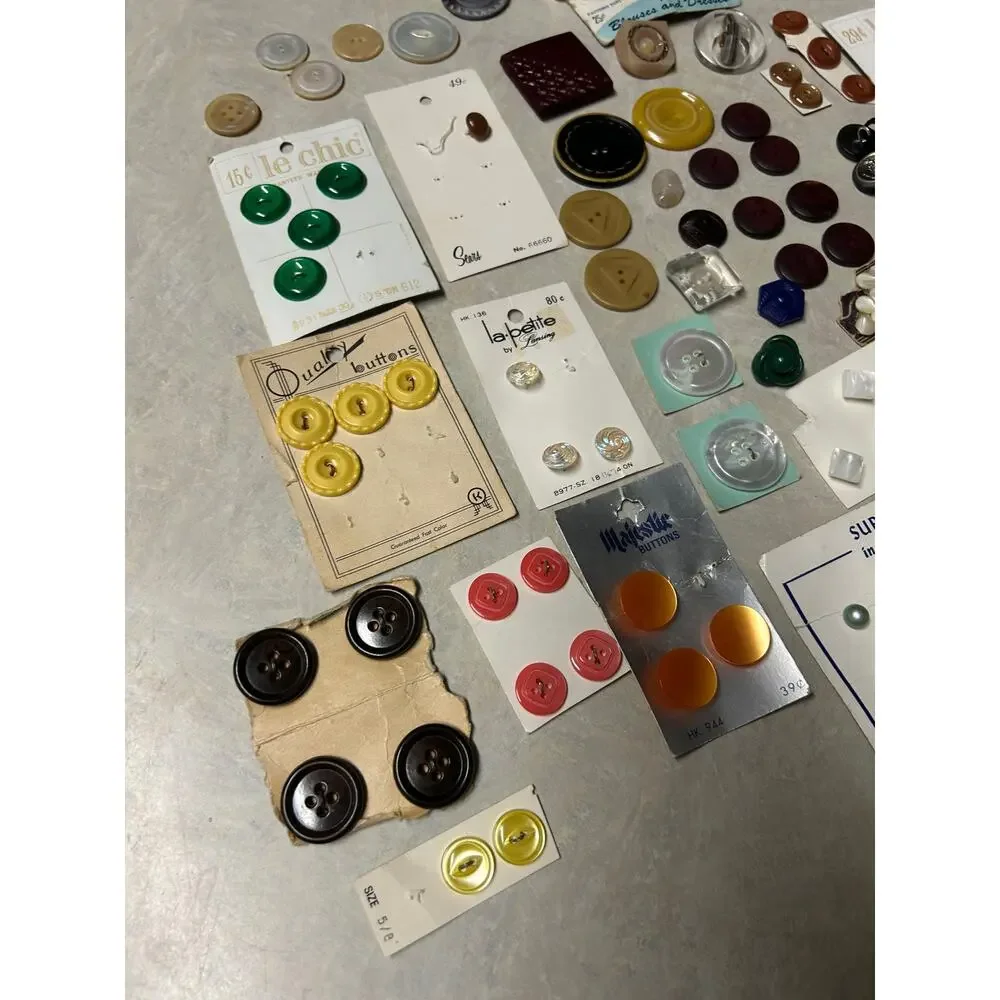 Assorted vintage buttons